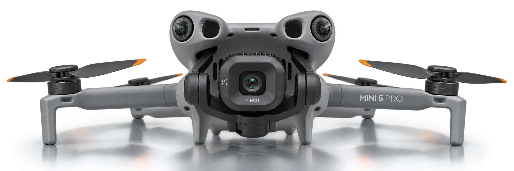 Illustratieve DJI Mini 5 Pro, recht van voren op een zilveren studiovloer